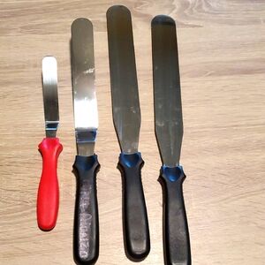 Wilton Set of Offset Spatulas with Red and Black Handles